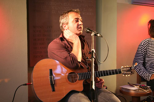Götz Widmann in der Synagoge in Wawern am 30.05.2009. Foto: Andrea Jaeckel-Dobschat.