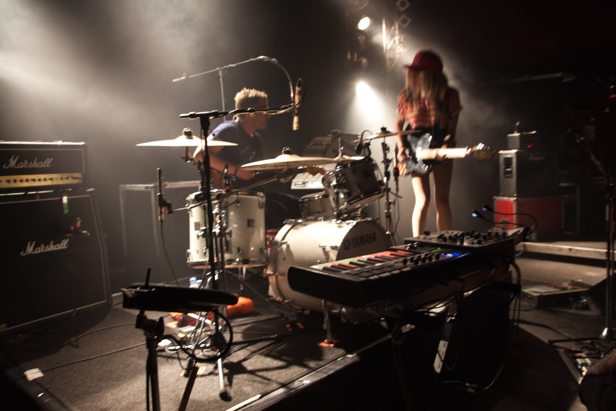 Katie und Jules auf der Bühne im Grünspan