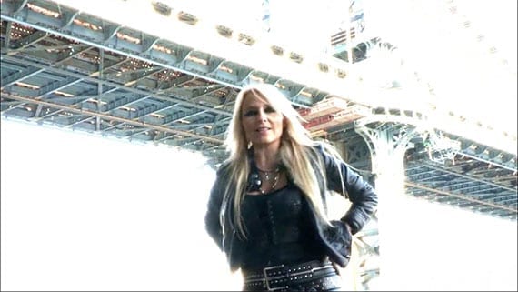 Doro: Raise Your Fist In The Air (Videoscreenshot)