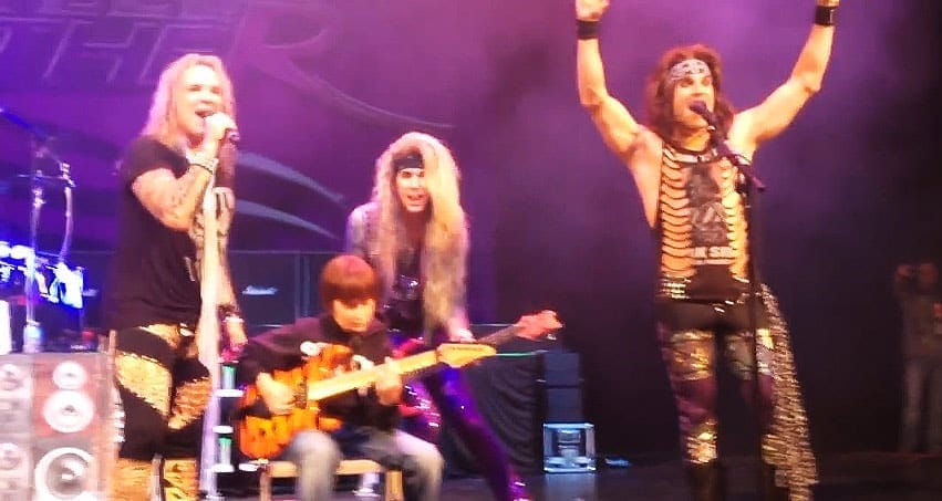 Screenshot: Aidan Fisher mit Steel Panther