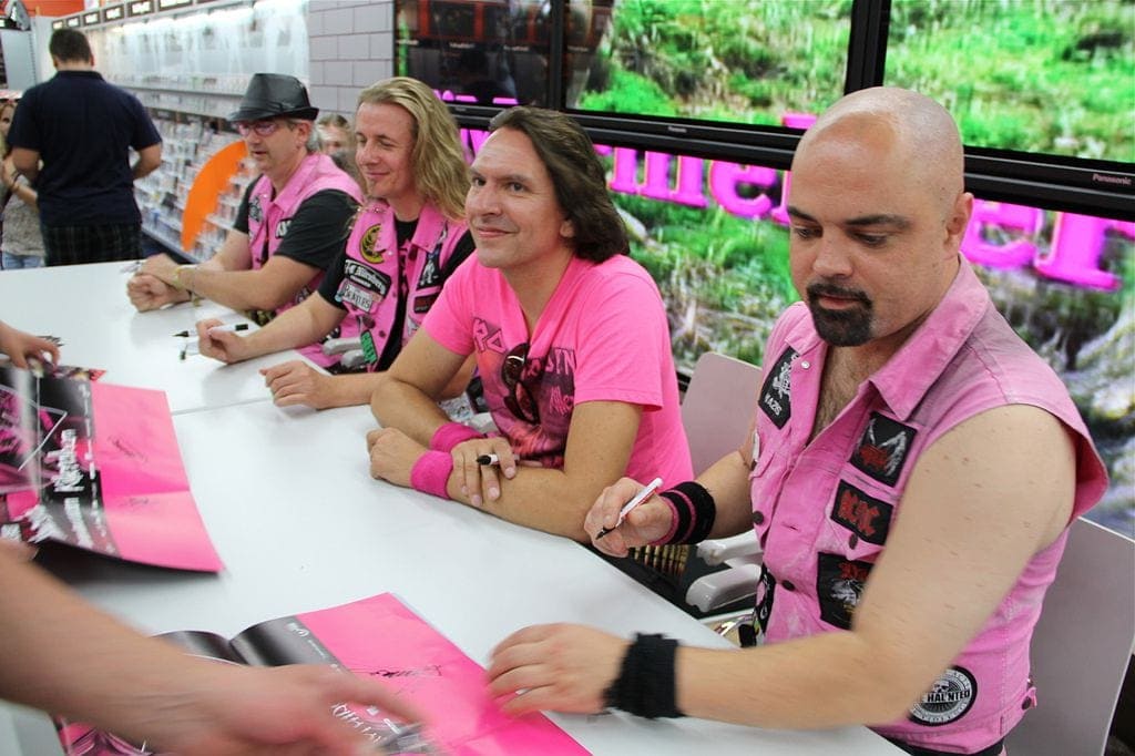 J.B.O. bei einer Autogrammstunde in Fürth