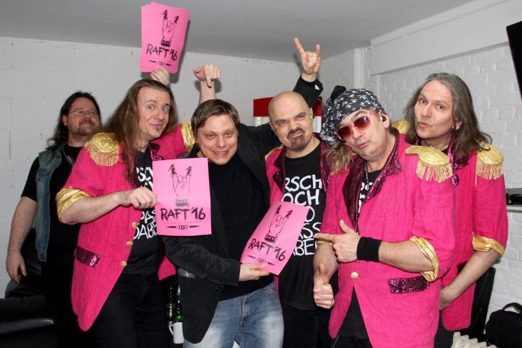 Übergabe des RAFT'16-Logos von Michael Holtschulte an J.B.O. Foto: Andrea Jaeckel-Dobschat